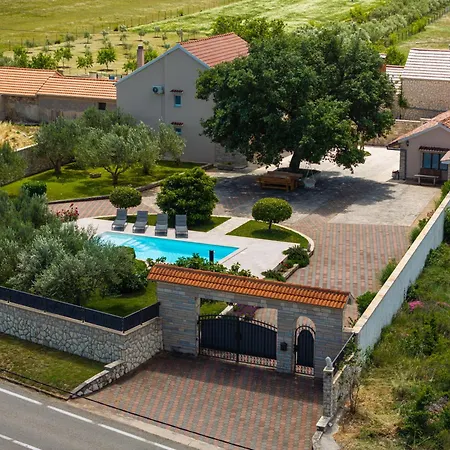 Tia - Private Oasis With Large Pool Villa Gornje Ceranje