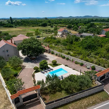 Tia - Private Oasis With Large Pool Villa Gornje Ceranje