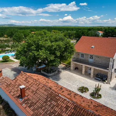 Tia - Private Oasis With Large Pool Villa *