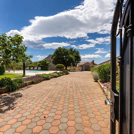Tia - Private Oasis With Large Pool