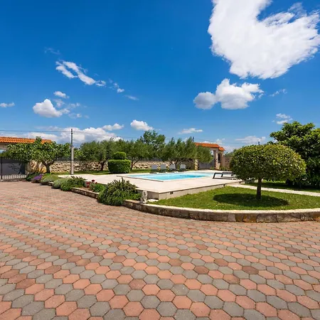 Tia - Private Oasis With Large Pool Gornje Ceranje