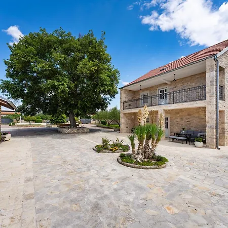Villa Tia - Private Oasis With Large Pool