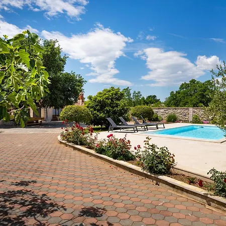 Tia - Private Oasis With Large Pool Villa *