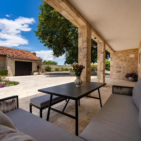 Tia - Private Oasis With Large Pool * Gornje Ceranje
