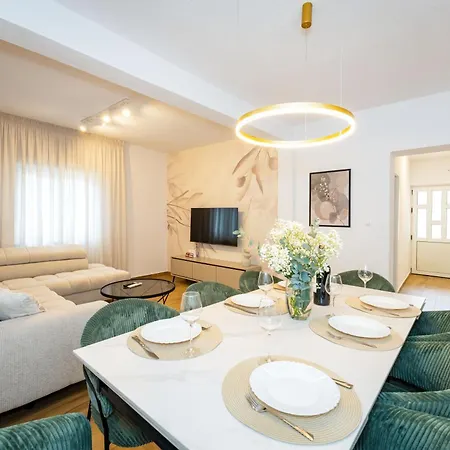 Tia - Private Oasis With Large Pool *