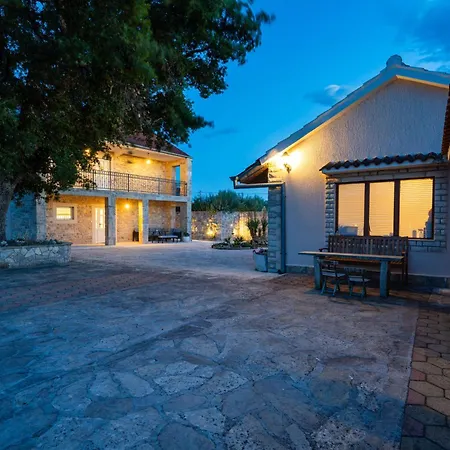 Tia - Private Oasis With Large Pool