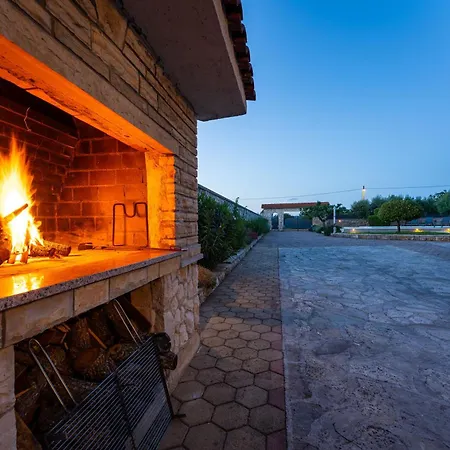 Tia - Private Oasis With Large Pool Villa